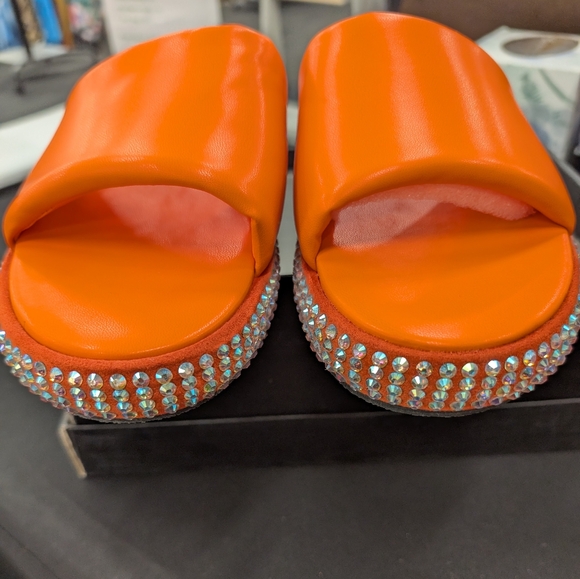 Cape Robbin Slides - Picture 3 of 5